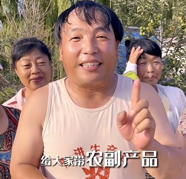 这几年,霍云龙靠着《乡村爱情》中"方正"这个角色,和他独创的"甩头舞"