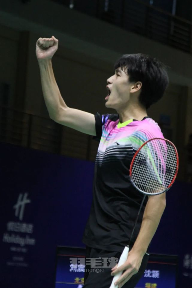 来自北京的小将刘宸熙在刚结束的甲组男单1/4决赛中以21比11,18比21