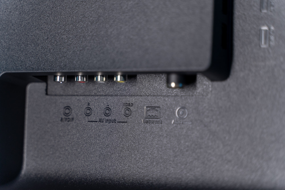 横向放置的接口分别s/pdif接口,av接口,网线口以及一个antenna接口