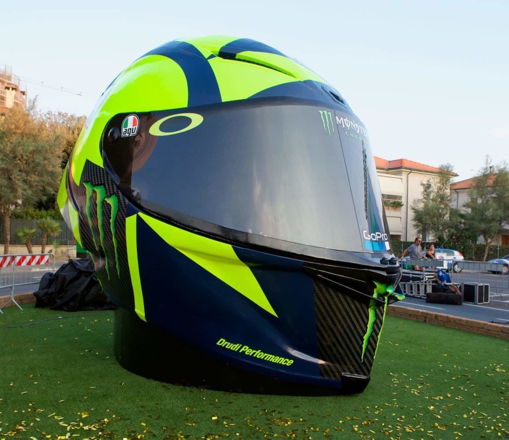 Moto GP賽車冠軍羅西獲得了一個巨大的頭盔