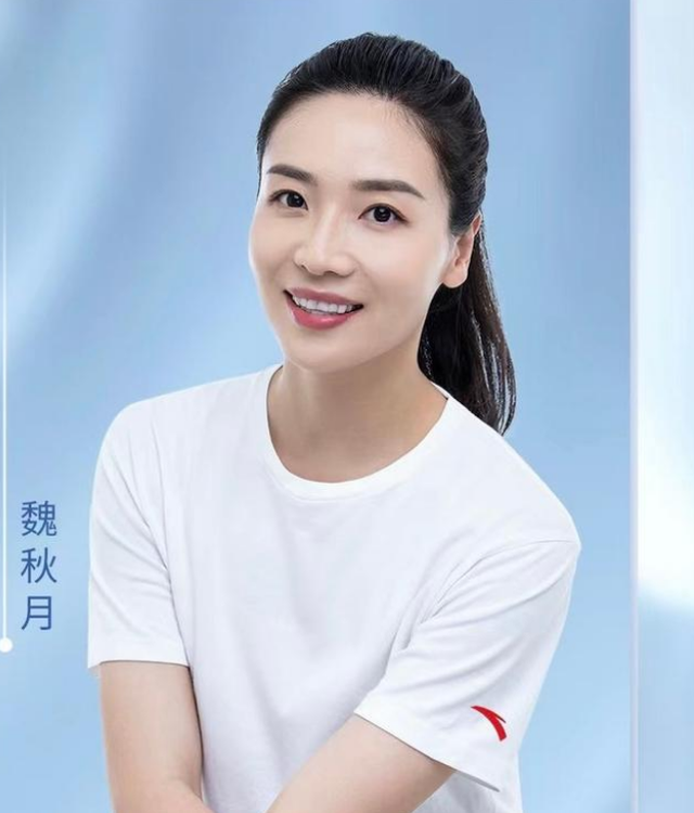 冻龄女神魏秋月新职务曝光!34岁如20岁少女,同行老公身高1.90米