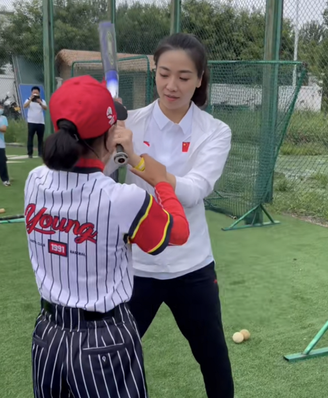 冻龄女神魏秋月新职务曝光!34岁如20岁少女,同行老公身高1.90米