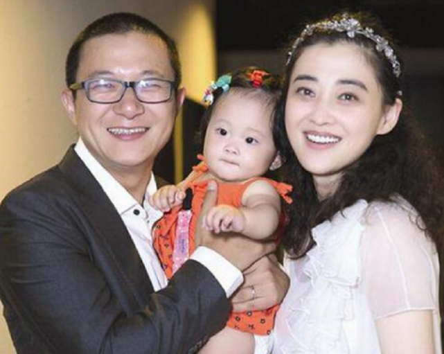 梅婷现身国外被偶遇素面朝天打扮显眼导演陈明昊站一旁