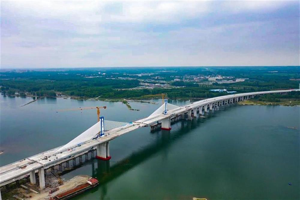 襄阳网讯(全媒体记者张宵祎 谭文博)7月26日,在河谷大桥施工现场,施工