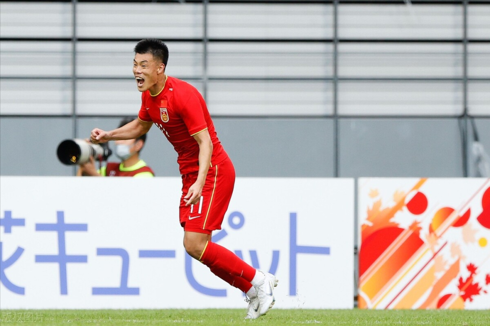 谭龙有了帮手,442非对称进攻,扬科维奇麾下的国足踢出韧性