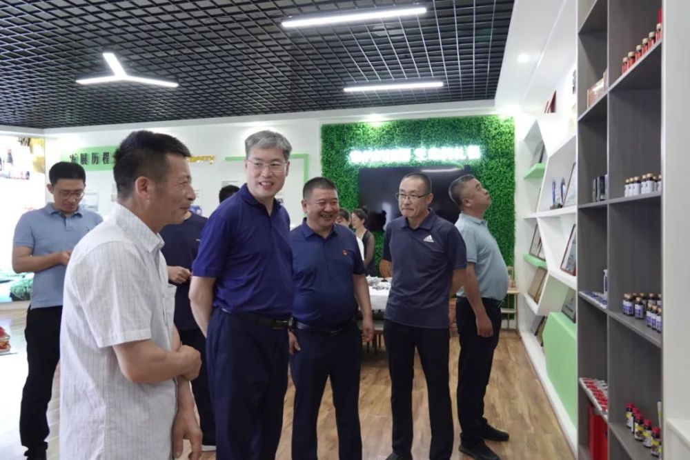 发改委副主任刘伟,地委委员,行署副专员蒋迎娟,地区发改委主任孙喜国