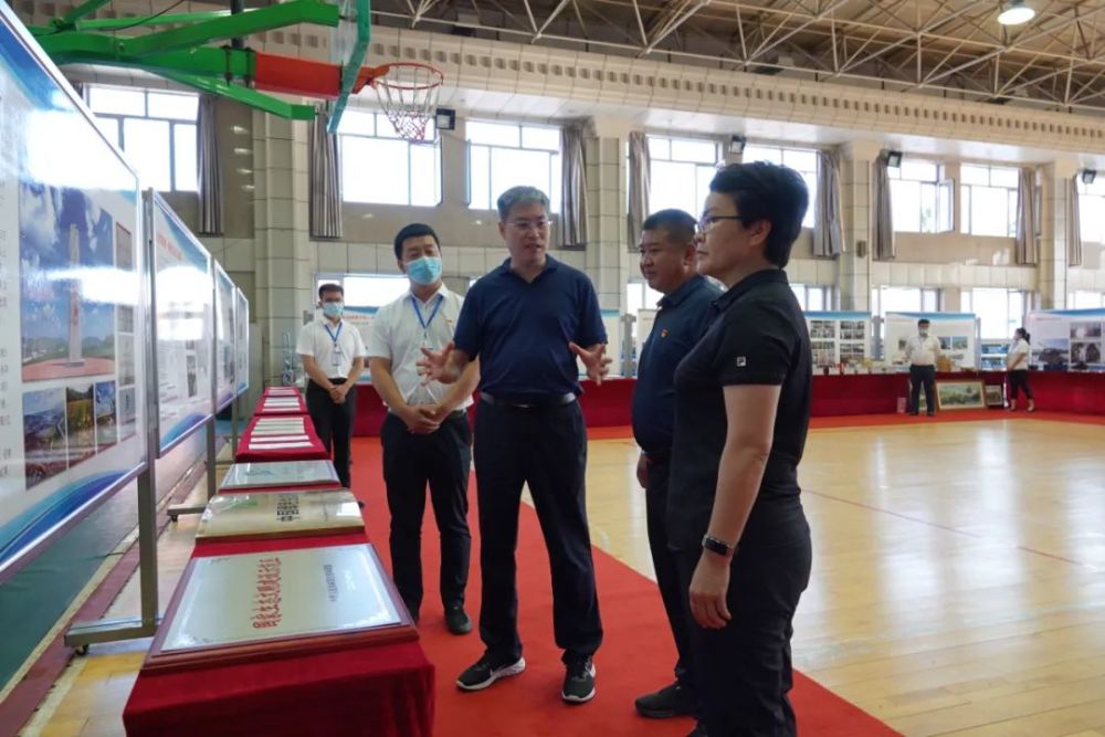 发改委副主任刘伟,地委委员,行署副专员蒋迎娟,地区发改委主任孙喜国