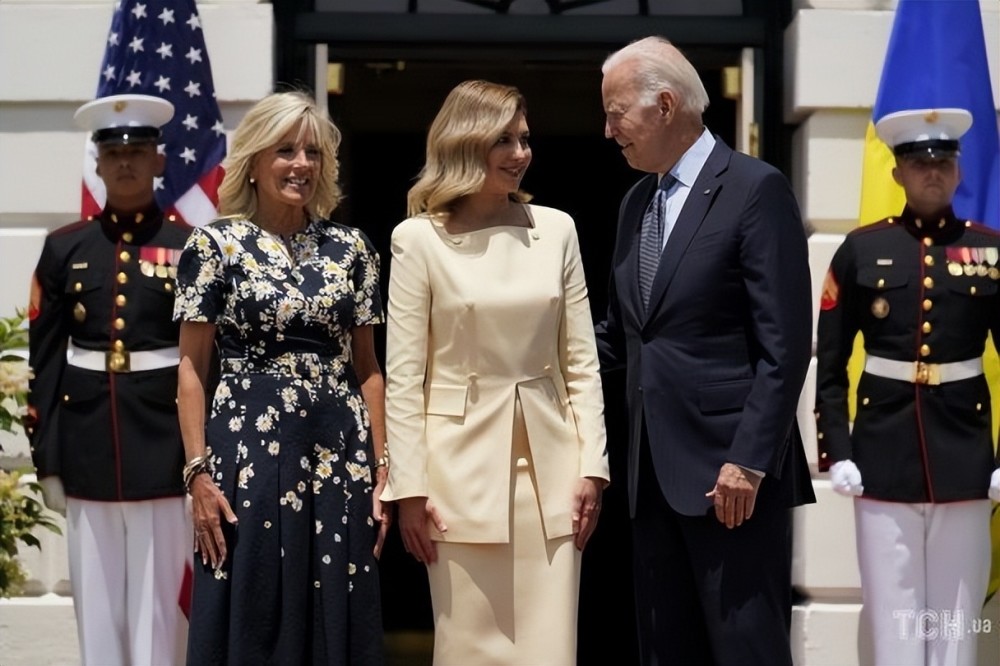 以防空洞为背景乌克兰第一夫人登上美国vogue杂志封面