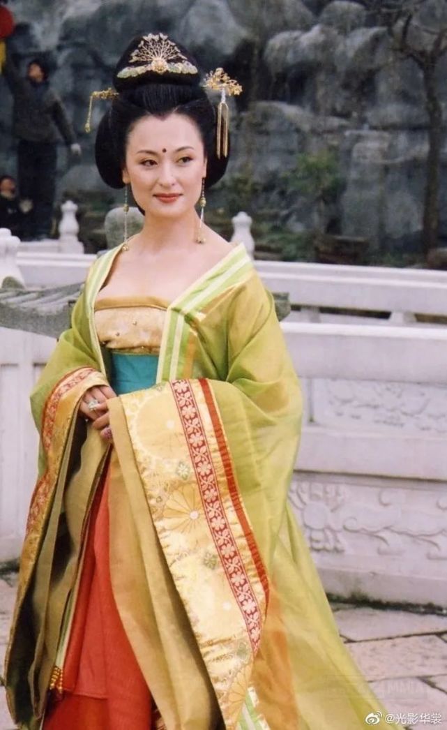 王璐瑶版杨贵妃也有一种雍容大气的美感,微微的落肩又令身材的线条