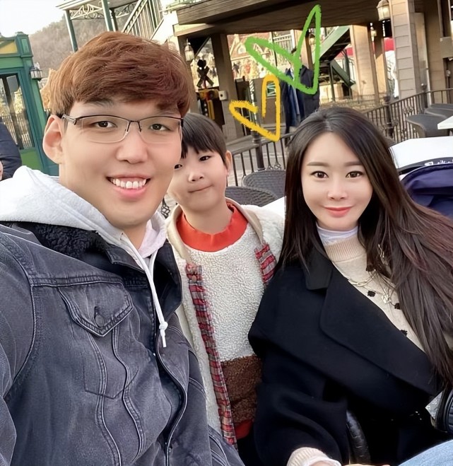 被王治郅打哭的河升镇:迎娶美丽超模,37岁进娱乐圈发展