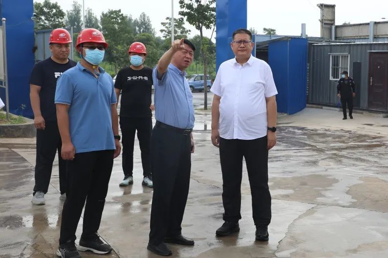 在峰峰矿区客运中心项目建设现场,孙亚鹍认真听取了相关负责人对项目