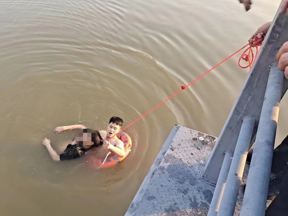 情侣清晨江畔落水,保安,建筑工人奋勇救人_腾讯新闻