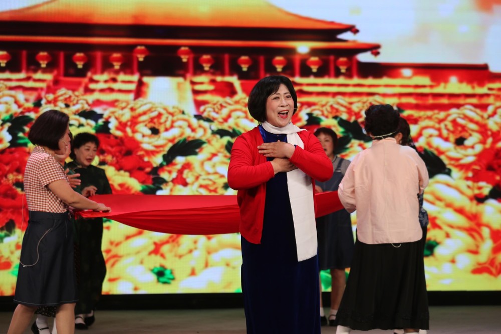 青岛:表演唱《绣红旗》
