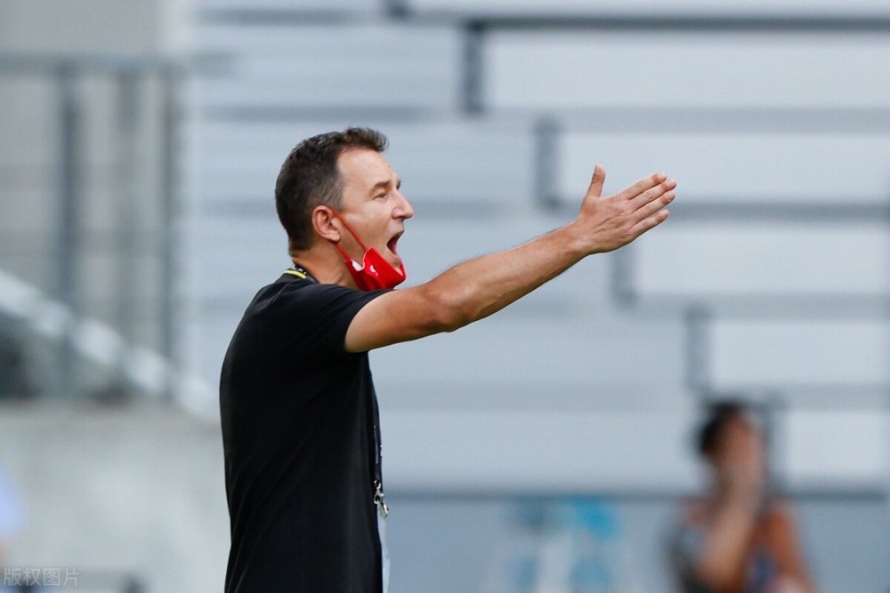 当时,中国队门将韩佳奇和朱晨杰联手否认了香港队的必入球.