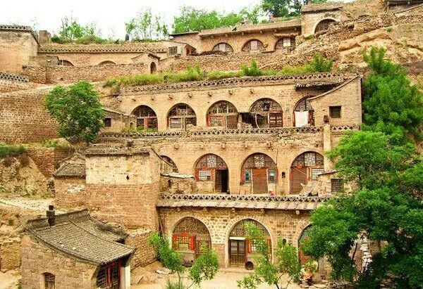 民居的形态在八种以上,无论是豪华的清代建筑群,还是穴居生活的土窑洞