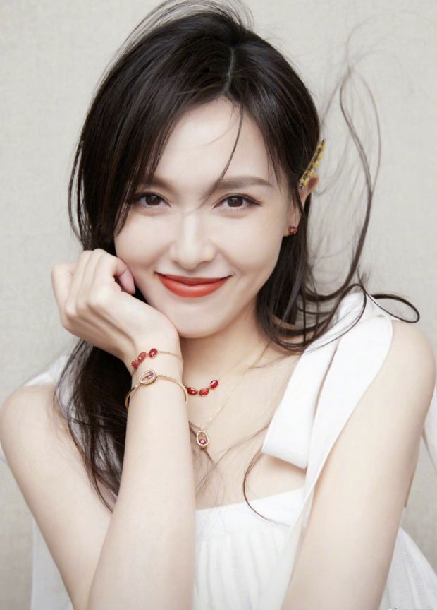 唐嫣近照曝光状态佳身穿白裙笑容甜美