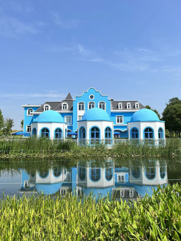 治愈系的"蓝色城堡"河对岸就是具有浓郁爱琴海风格的"城堡",以此为