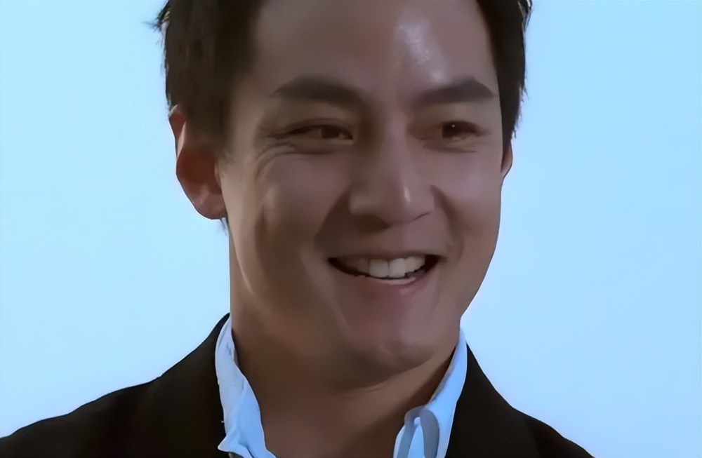 吴彦祖13岁旧照被曝光,眼睛很小还戴过牙套,平凡普通没有明星范_腾讯