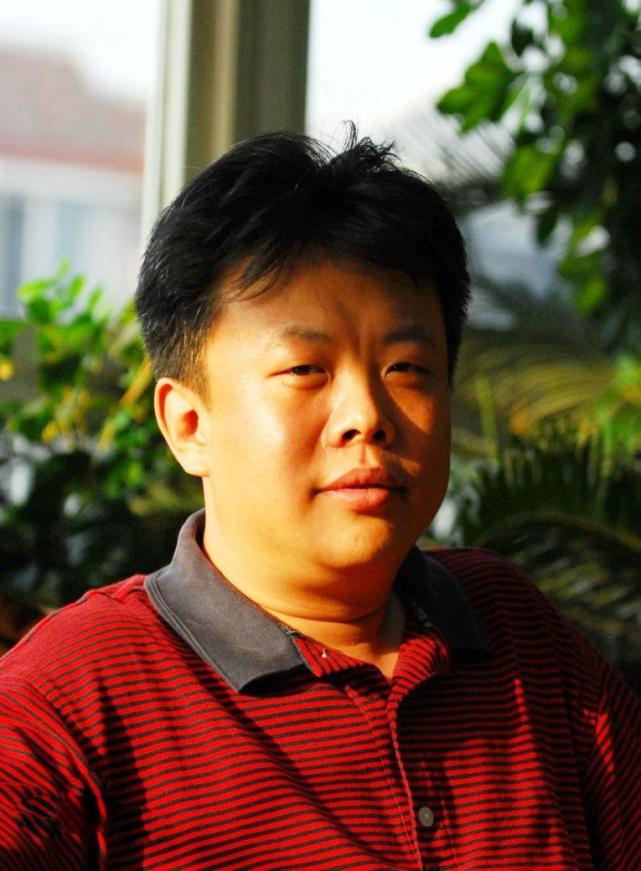 1993年,23岁的蒋虎大学毕业,因其优异的成绩被分配到北京电视台.