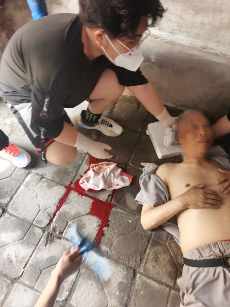 老人摔倒头部流血 大白 紧急救治 腾讯新 广州市信安智囊科技有限公司