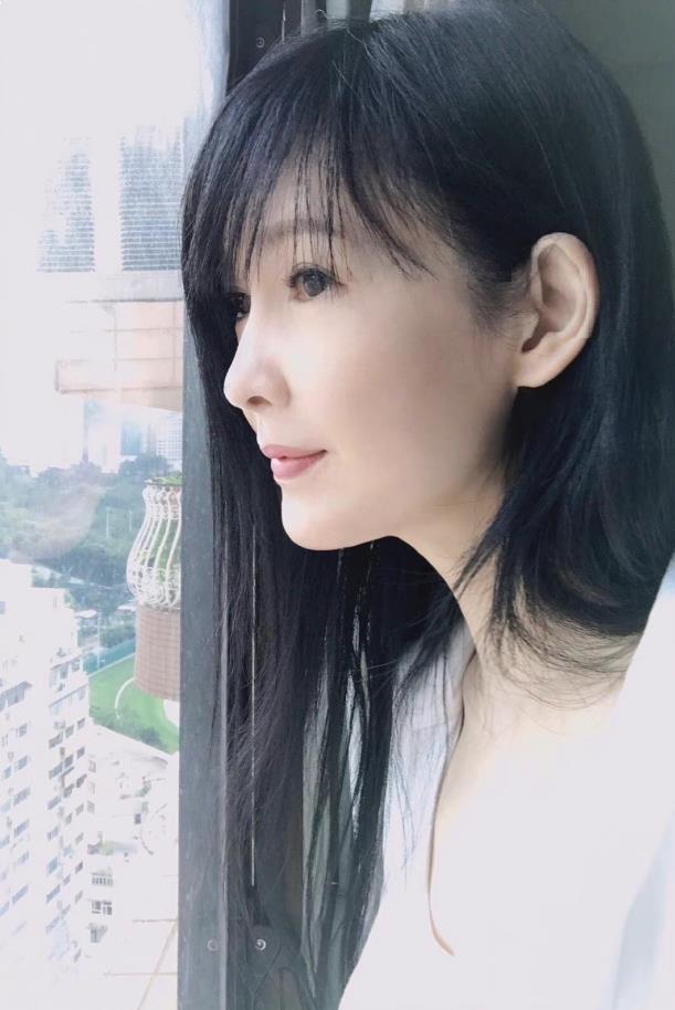 54岁的周慧敏状态依旧,肤白貌美的她,年轻人见了都羡慕!_腾讯新闻