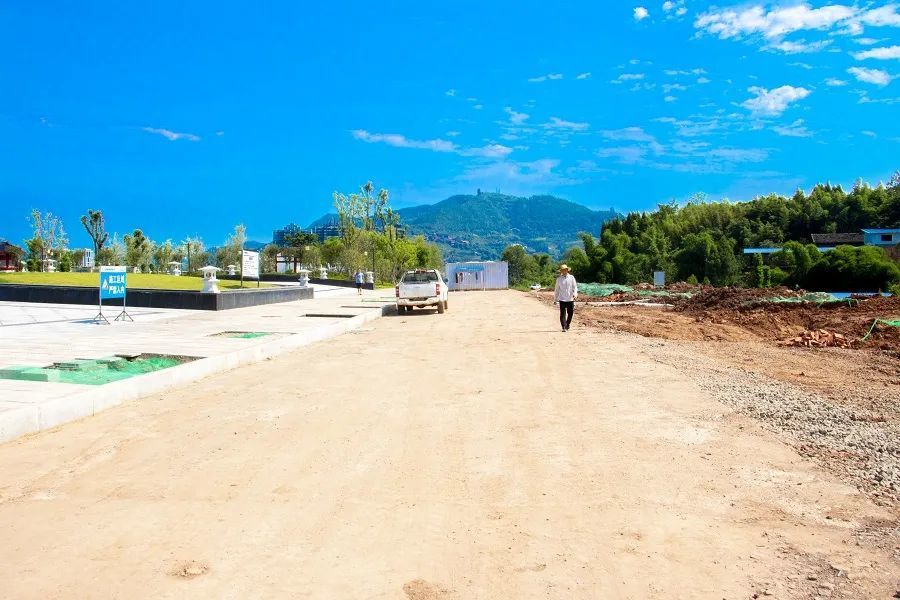 以臨江公園制高點為分水嶺,北端因要經過南國印染老廠東側溝壑地段,在