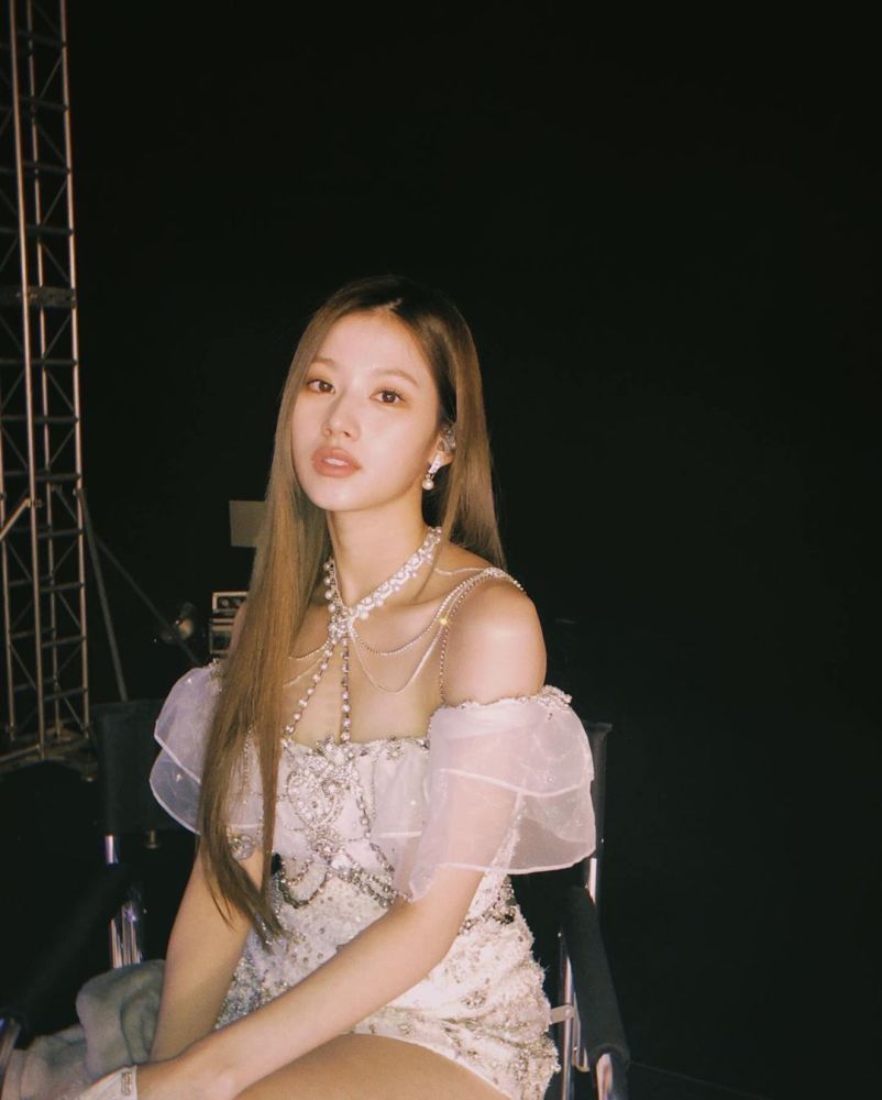 twice sana,26岁女星的时尚魅力,金色长发下,精致的颜值和美貌_腾讯