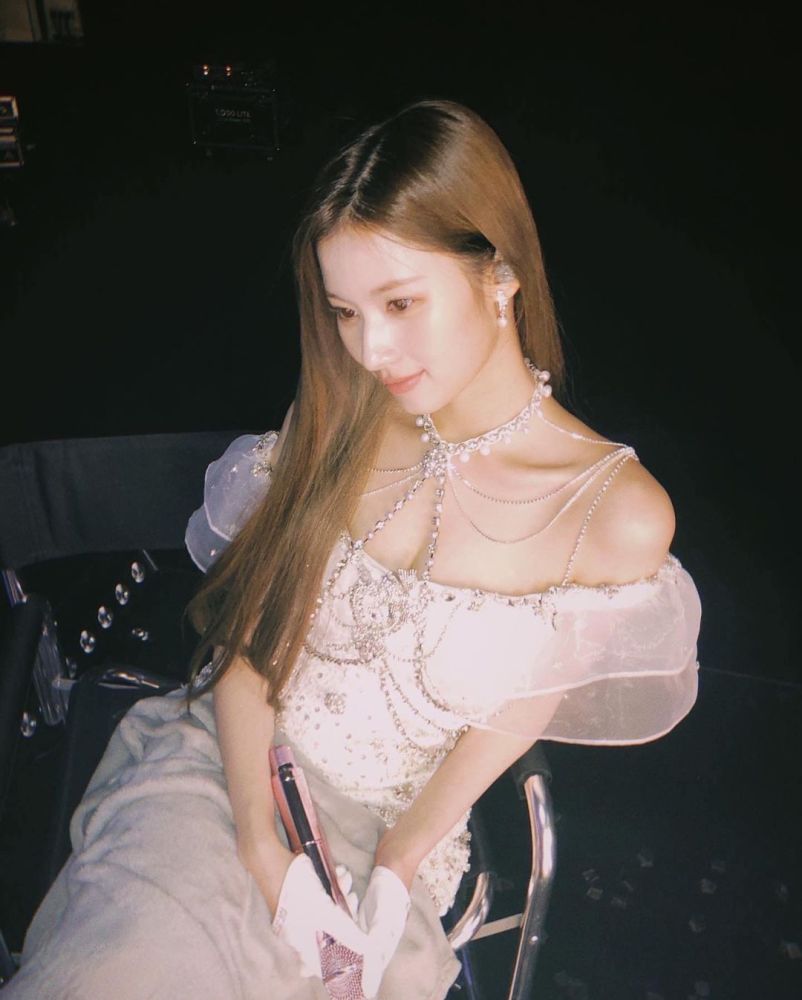 twice sana,26岁女星的时尚魅力,金色长发下,精致的颜值和美貌_腾讯