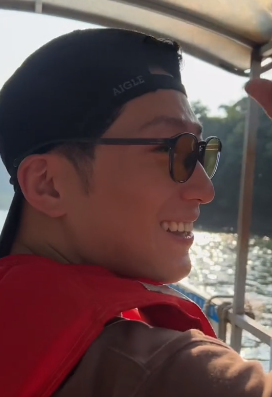 此次露面的窦骁身材圆润不少,脸蛋比之前胖了一圈儿,在逆光镜头下素颜