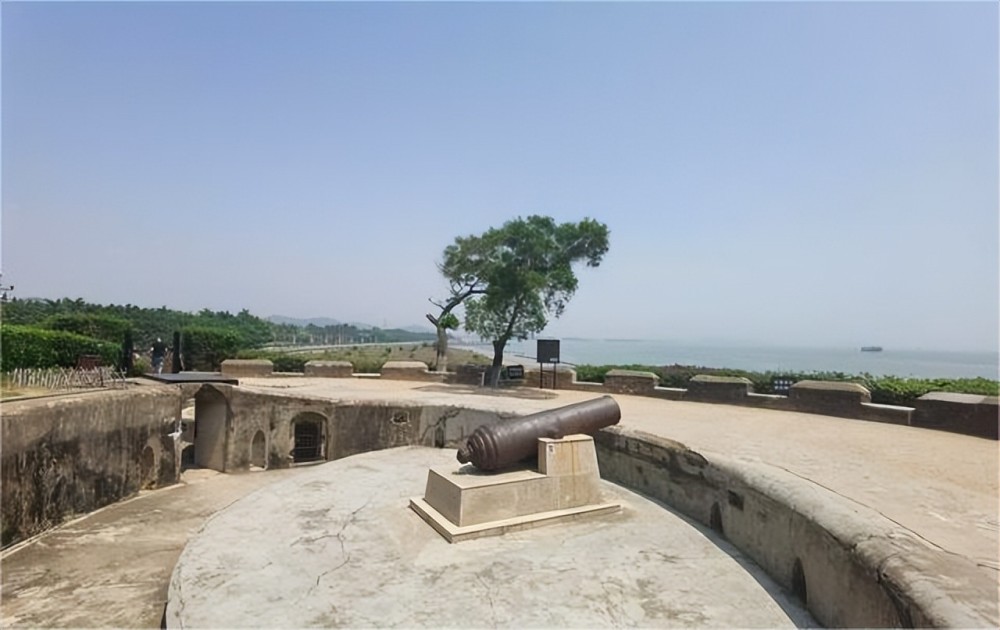 有资料记载浙江乍浦西山嘴炮台具体样式,该炮台是实心圆炮台,周围八丈
