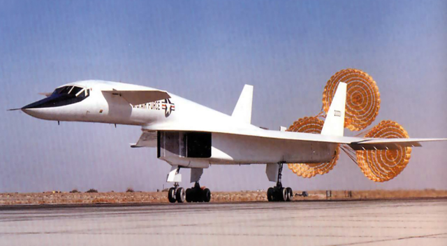 xb70女武神轰炸机3倍音速飞行能携带14枚原子弹造价超过航母