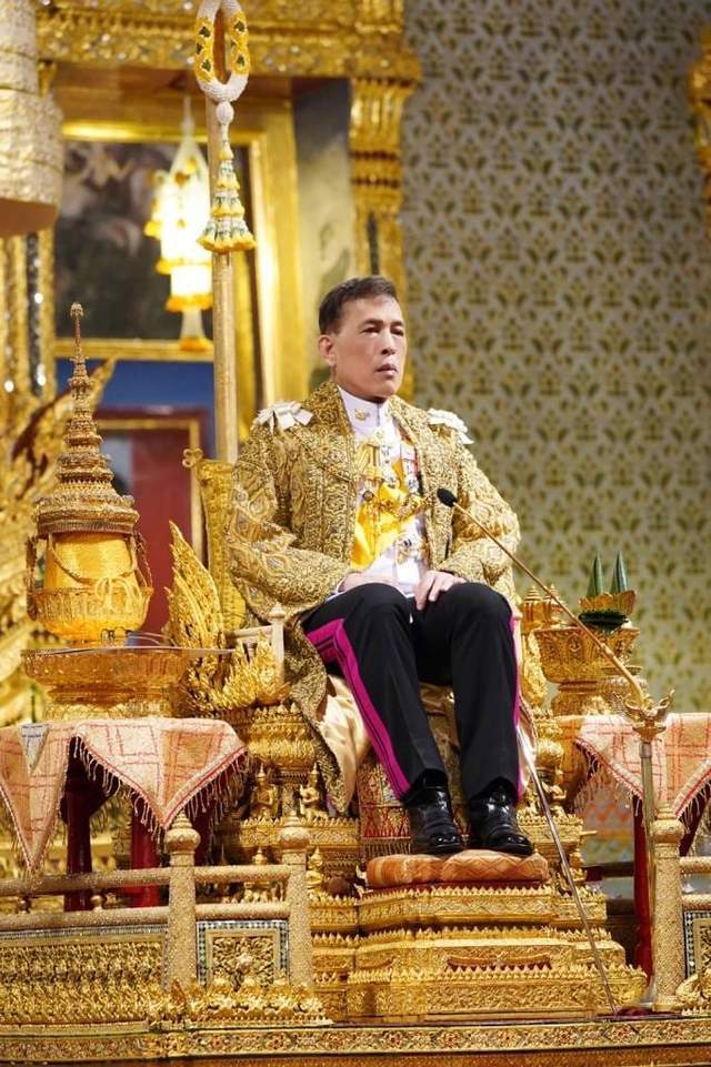 泰国国王70岁大寿登王座发言 皇室成员聚集庆生_腾讯新闻