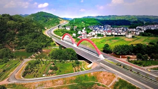 据介绍,石梁溪大桥采用节段对称拼装施工工艺,受构件自重,温度等影响