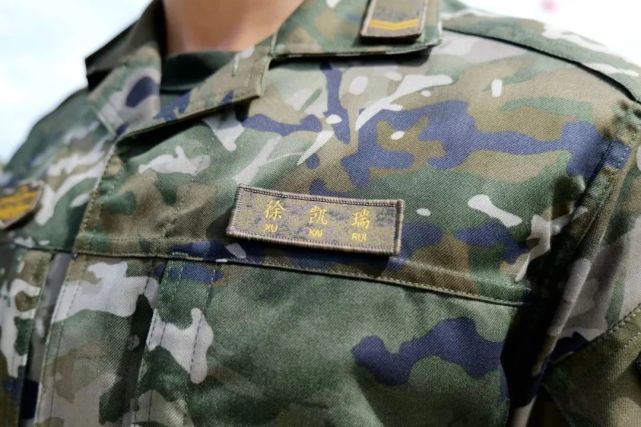 迷彩服融为一体改为低可视色放弃使用红色警衔一起来揭开"新战友"的"