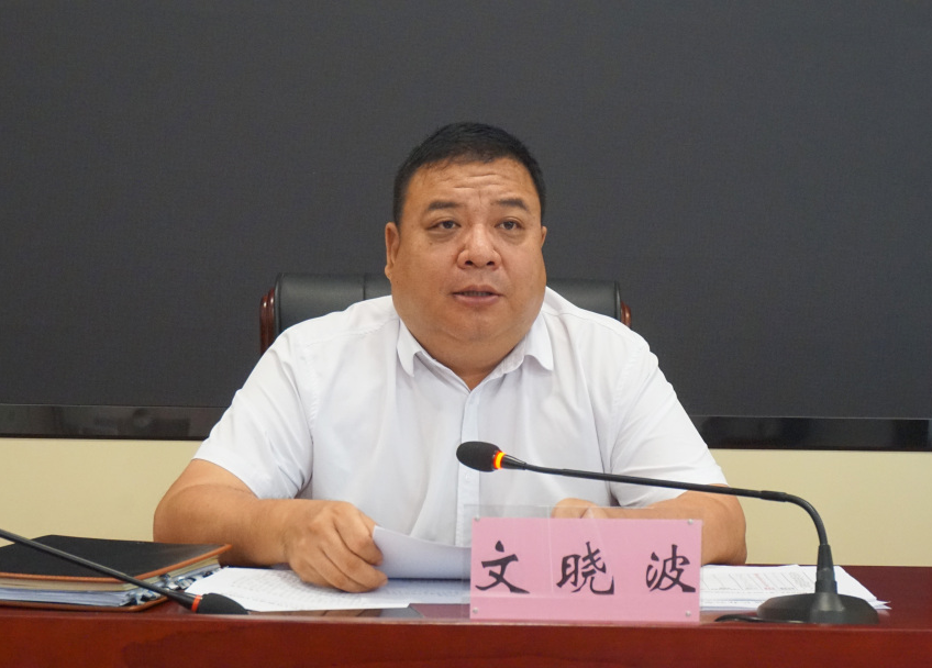 县人武部上校政治委员,县征兵领导小组副组长刘秋雄,副县长