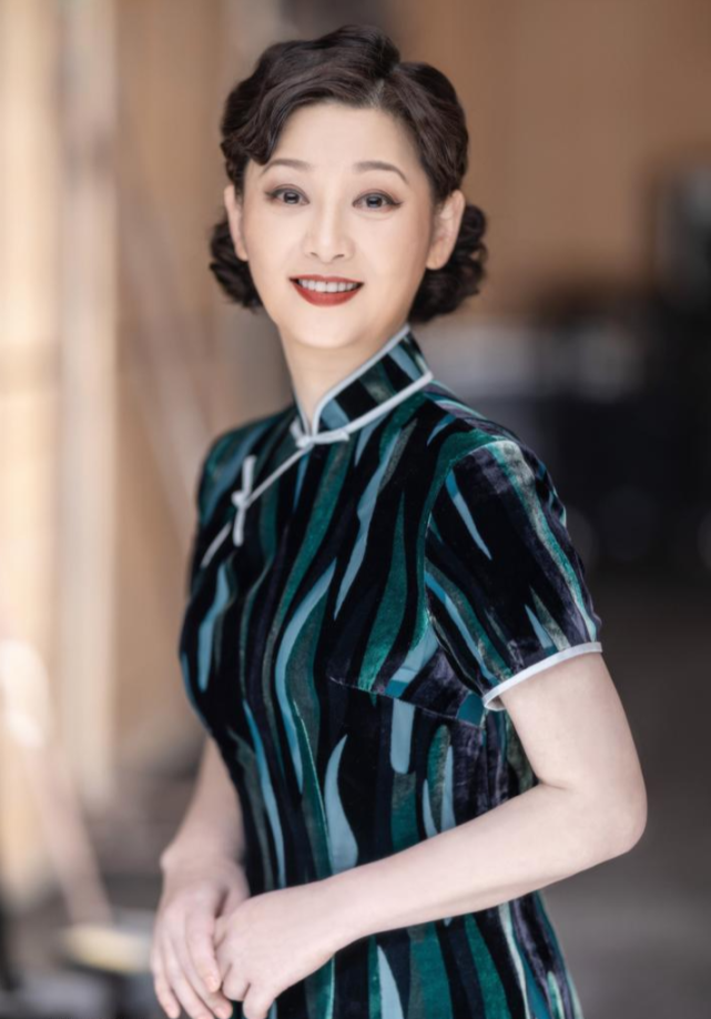 上个月,演员徐帆告别演了28年"阮玲玉"一角,宣布从北京人艺"退休".