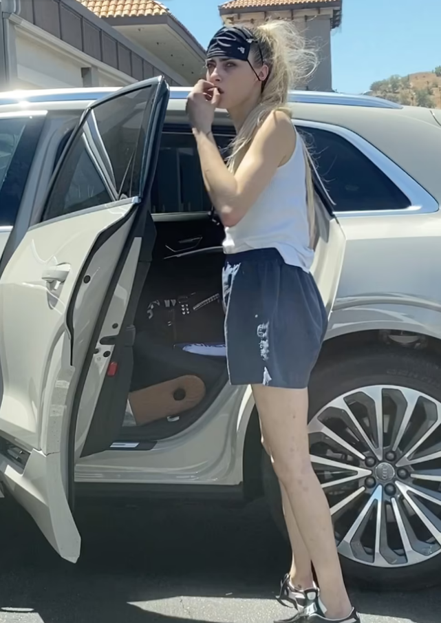 辣眼睛,好莱坞女星卡拉迪瓦伊路人照曝光,衣衫不整,非常邋遢