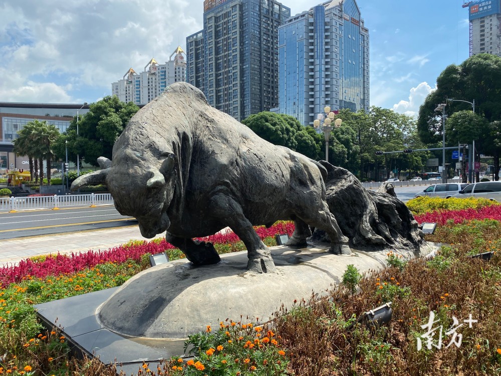 孺子牛雕塑现位于深圳市福田区深南大道市委大院门前,于1984年落成,高