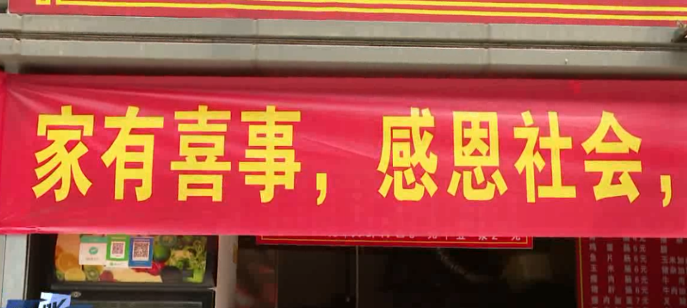孩子考上清华,佛山一餐饮店老板拉横幅,请人吃饭!_腾讯新闻