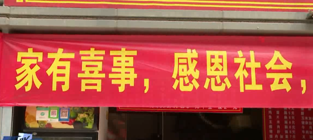 孩子考上清华,佛山一餐饮店老板拉横幅,请人吃饭!