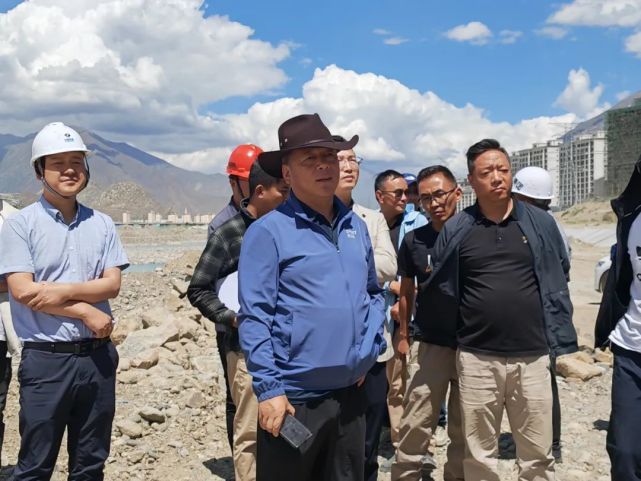 米玛次仁一行深入堆龙河两岸综合治理工程(下游)及滨河景观市政工程