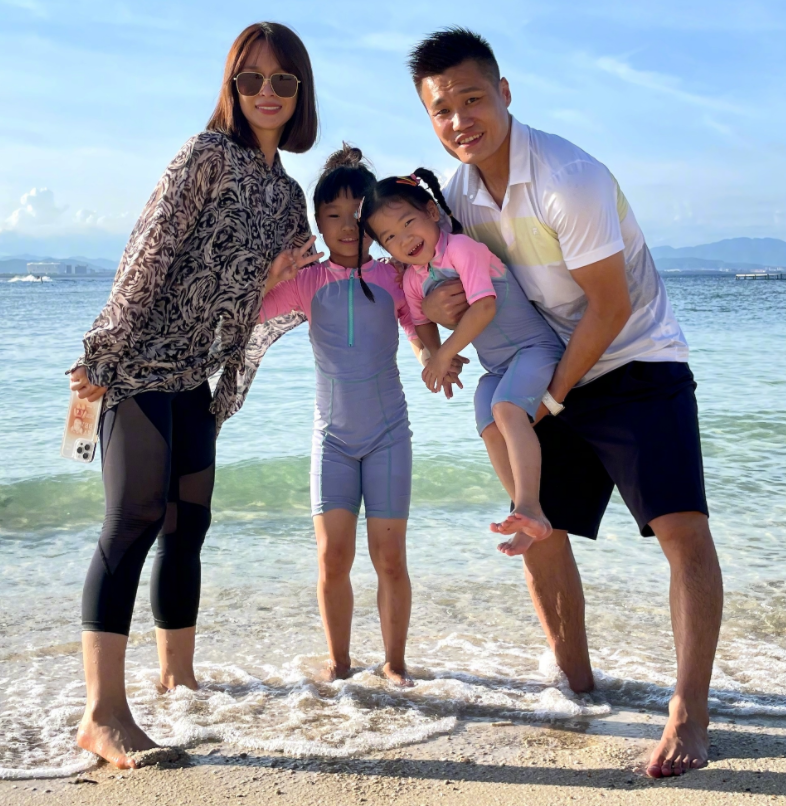 在这背后,吕小军需要家人的支持,他发声感谢了自己的妻子——谢谢老婆
