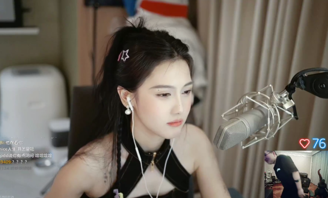 pdd觉得美女主播杜佳丽有一点"抽象",很快就被粉丝传唤,pdd遭到女主播