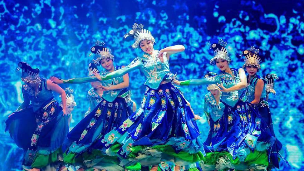 大型民族歌舞《多彩贵州风》在筑复演_腾讯新闻