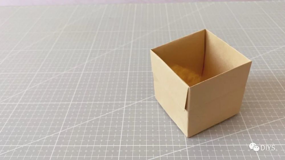 手工折纸一个简单又实用的方形收纳盒
