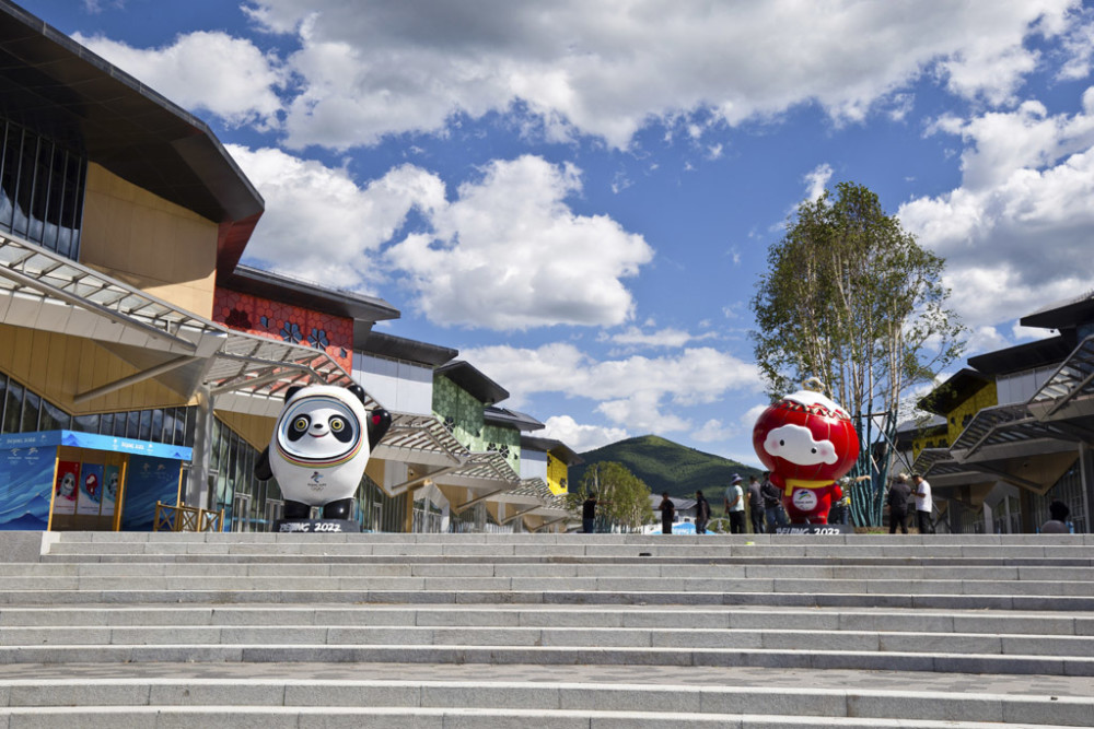 张家口奥运村位于张家口市崇礼太子城冰雪小镇,这里连接云顶和古杨树