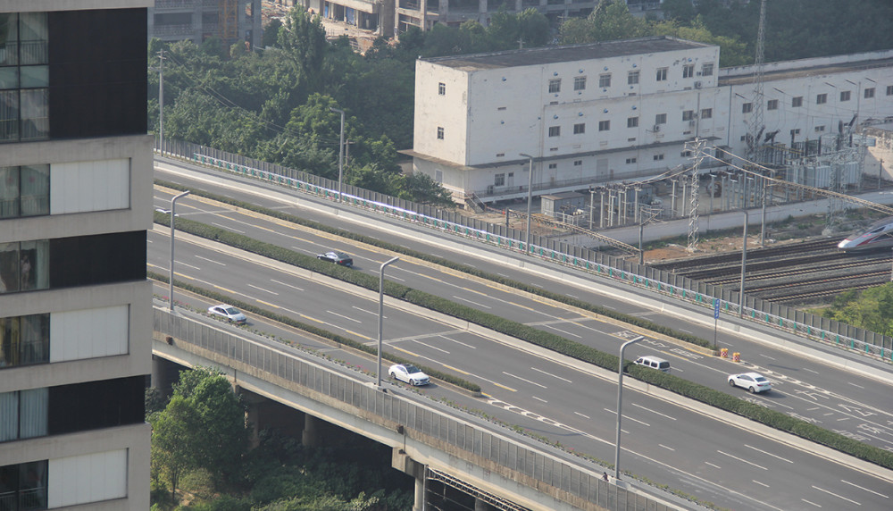 雙向列車通過不停車,具體車站為駟馬橋,李家沱,前鋒路,府青路,八里莊