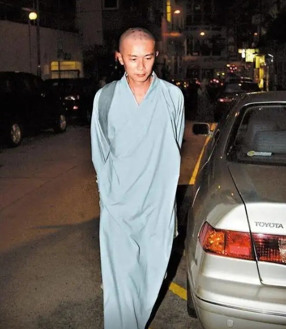 2005年,何宝生剃光头,穿僧袍的画面曝光,大家才知道,原来他在香港