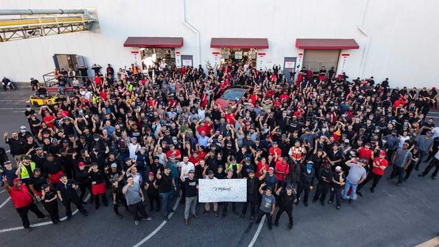 特斯拉庆祝加州工厂第200万辆车下线