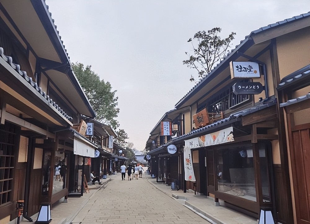 大连日本风情街改名后,日本元素清除殆尽,店铺歇业冷冷清清_腾讯新闻